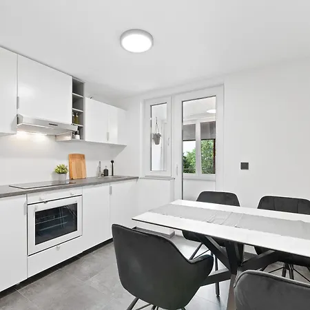 Stilvolle Wohnung Mit Loggia Im Stadtzentrum - Kingsize Bett - Smart Tv - Netflix - 60Qm - 24H Check-In Ludwigsburg Buitenkant foto